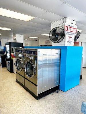 Bahia Vista Laundromat in Sarasota, Florida is a classic open-air laundromat in a friendly neighborhood offering Wash, Dry & Fold services.