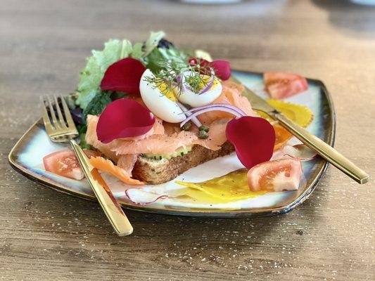 Smoked salmon toast