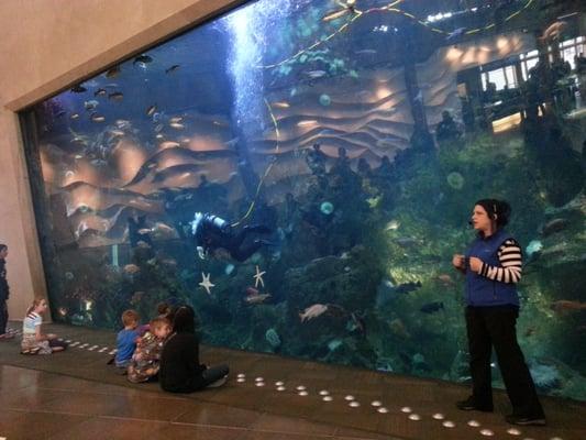 Diver show at the lobby.