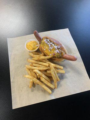 Coney brew dog
House made chili with cheddar and diced onions on a Nathan's frank with Martin potato bun.