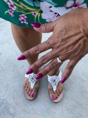 Matching toesies and nails!