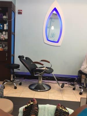 Eyebrow chair