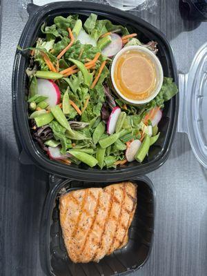 Maui salad with grilled salmon