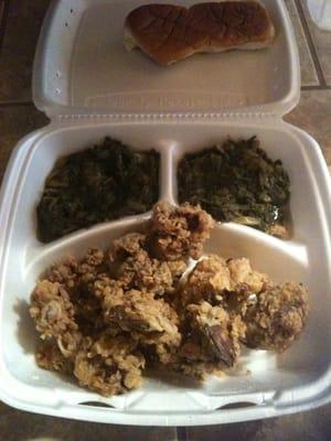 Chicken livers platter with greens and a roll