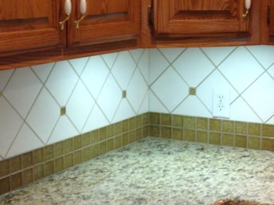 6x6 Crackle tile London White
 2x2 Crackle glass straw & 1x1 Crackle glass straw
 Translucent grout Citrine