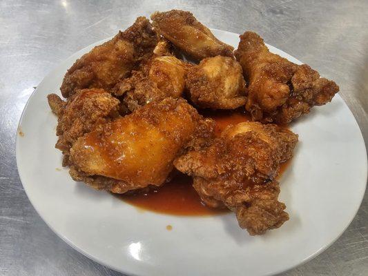 Crispy fried chicken wings in your choice of our house made sauces.