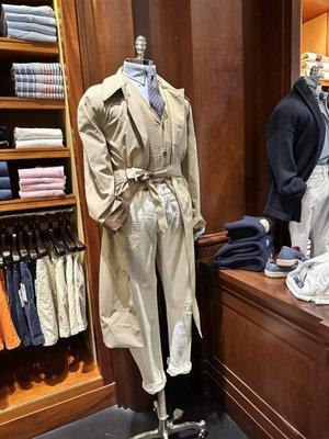 A beautiful men's trench coat with the leather look contrast cuff.