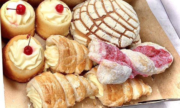 Conchas and various cream-filled confections, so nice...