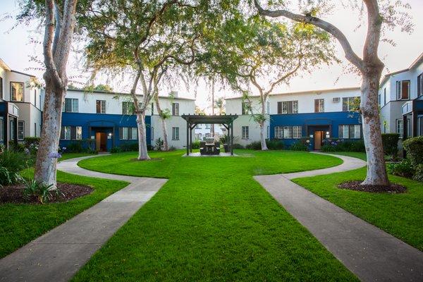 Lush landscaping at Somerset Apartments in Montebello! Live Happy®