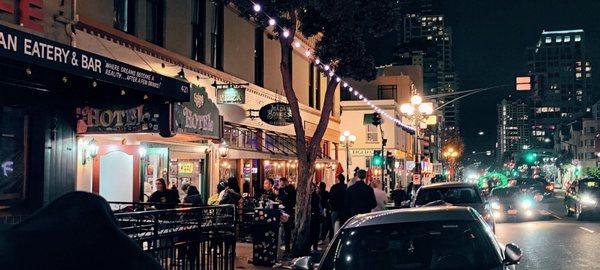 Saturday night at 8pm. Solid line for slices. Go straight inside if you're ordering a whole pie.