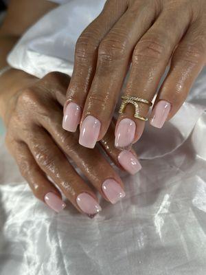 Uñas naturales con rubber base y diseño simple