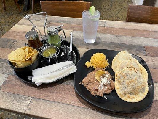 3 gordita plate with chips and salsa.