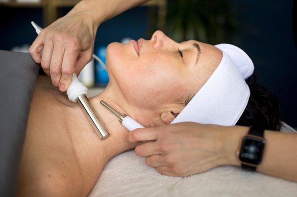 Microcurrent + Sonophoresis- tones & lifts skin and improves product penetration