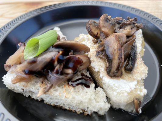 Mushroom bruschetta two ways