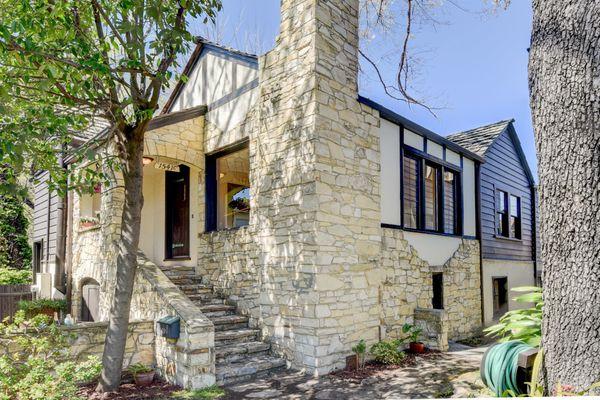 Storybook cottage in Stonehenge village