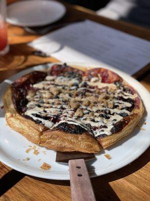 Berries dessert pizza