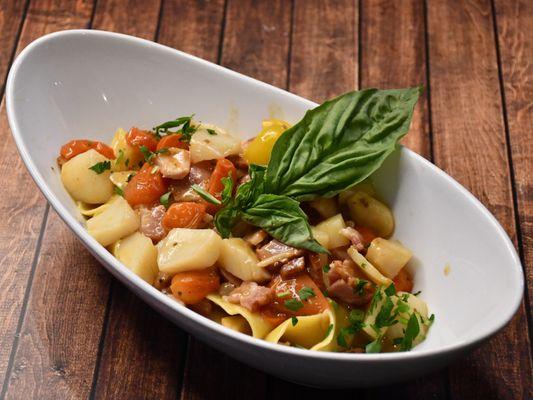 HOMEMADE PAPPARDELLE SCALLOPS
Homemade pappardelle pasta with pancetta, scallops,
garlic, and cherry tomatoes in white wine sauce