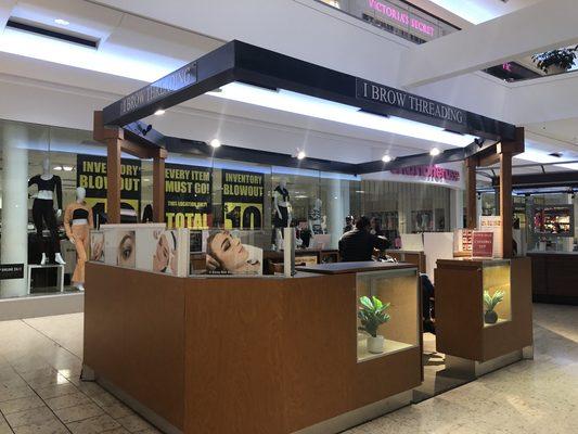 I-Brow Threading kiosk in side chapel hills mall