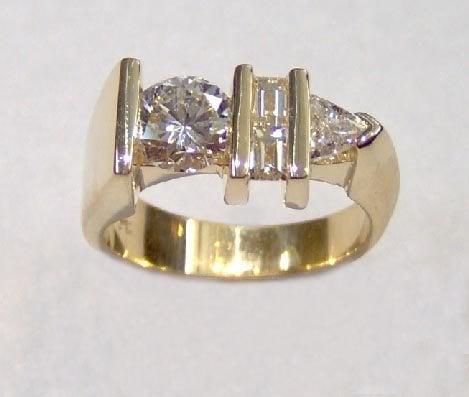 Hand-made contemporary diamond ring in 18-karat yellow gold