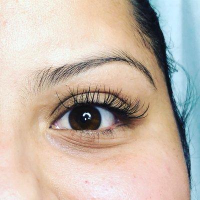 Light hybrid set of eyelash extensions