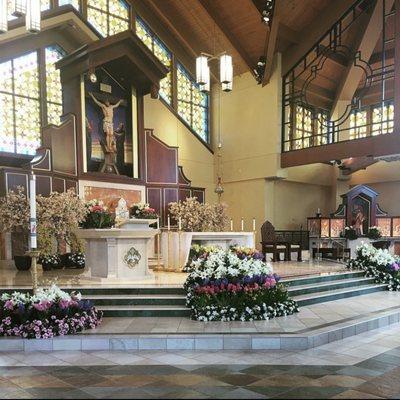 The alter decorated with flowers.