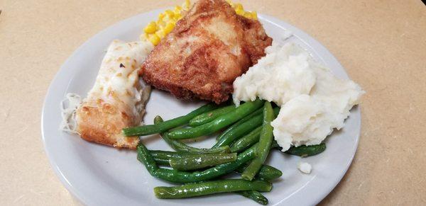 Favorite items off the buffet: fried chicken, mashed potatoes, green beans, corn, and garlic cheesy bread