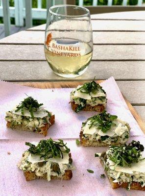 Chardonnay with lump crab crostini!