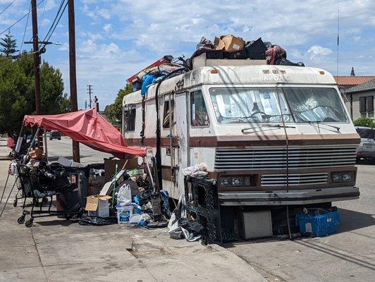 If you're coming from Washington, turn north at this BICYCLE CHOP SHOP Winnebago.  Rubens is just up the road.