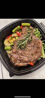 Steak with veggies and side salad