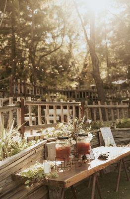 Cozy and inviting outdoor dining set up we just adored! The drink stand was a hit.