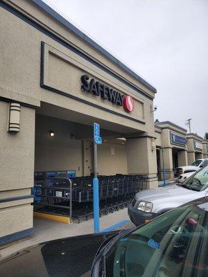 Side angle of Safeway entrance