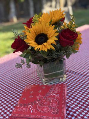 Flower centerpiece for 3y birthday (Western theme)