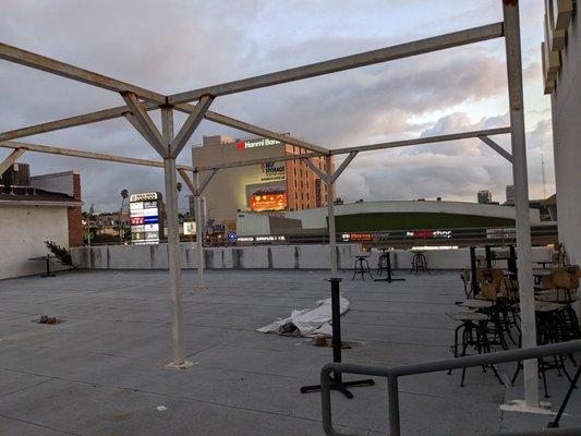 Roof smoking patio