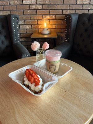 Matcha latte with fresh strawberry foam!
With a strawberry croffle.