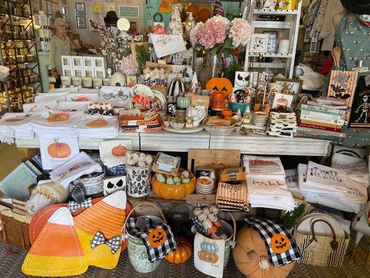 Towels, halloween decor, mugs, plates