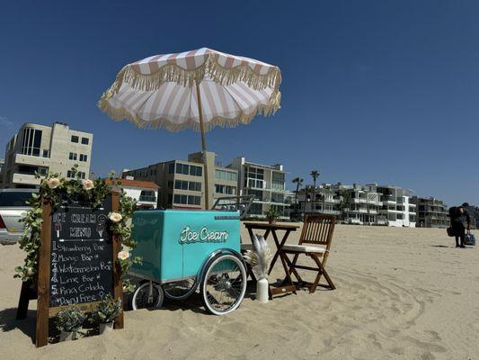 Amazing service with very tasty ice cream! Thank you so much! The cart looks so lovely I love it!