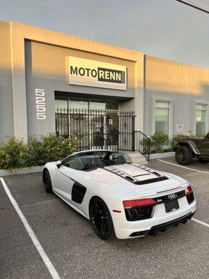 Audi R8 outside Motorenn