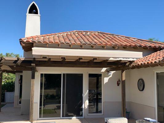 RETRACTABLE AWNING OVER A LATTICE