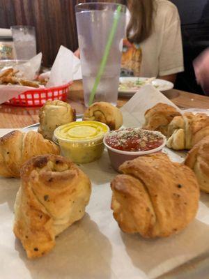 Garlic knots w sauces