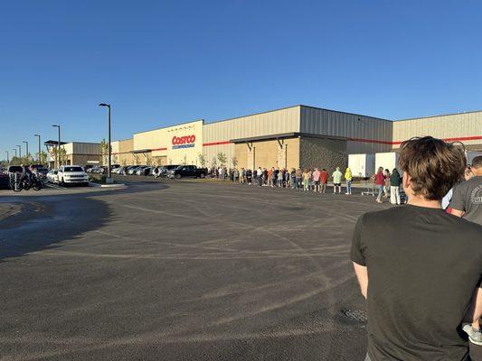 Line to enter for premium liquor on opening day.