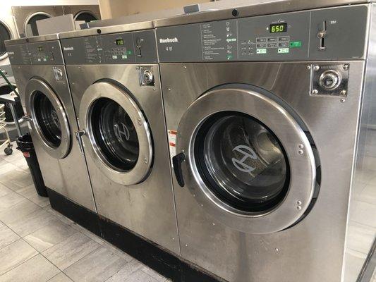 Very large washers (they have 6)