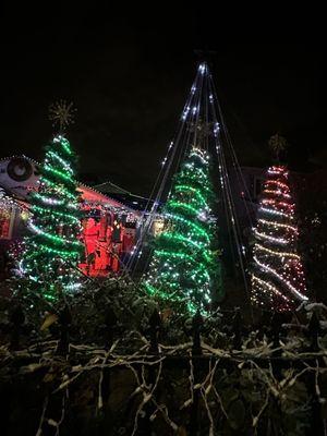 A FREE EVENT & FREE PARKING! 3600 W. Clark St. has some great lights synced to the Holiday music .Christmas on Clark St.in Burbank