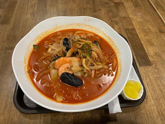 Jjamppong (spicy seafood noodles, less spicy)