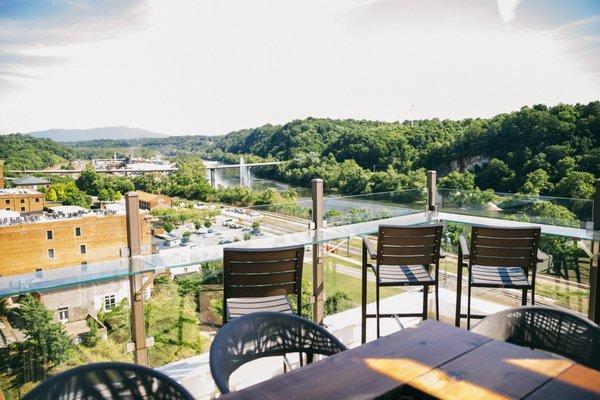 After a long day's work, you deserve to sit on top of the world at 7 Rooftop Bar and have a tall brew.