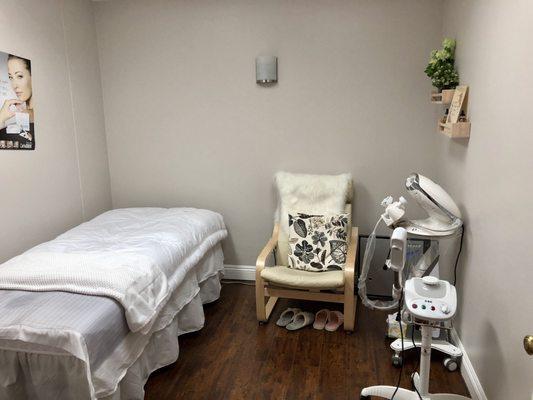 We have 6 private and clean rooms for you to receive treatment in.