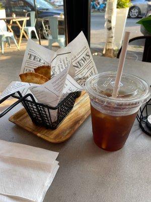 Peach tea and empanada