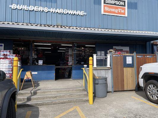 The "store" for tools, blades, galvanized or not for bolts, screws, connectors of all sorts