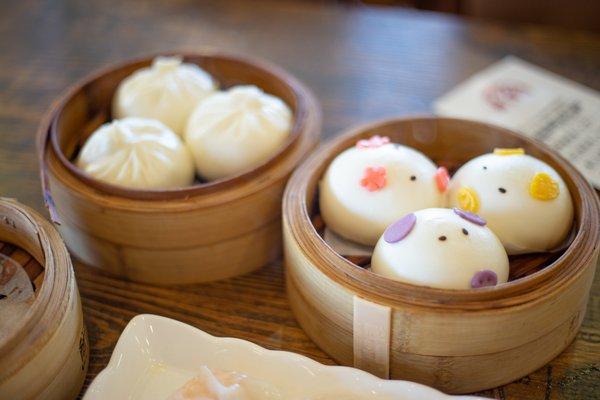 Steamed BBQ pork buns on the left and egg custard buns on the right