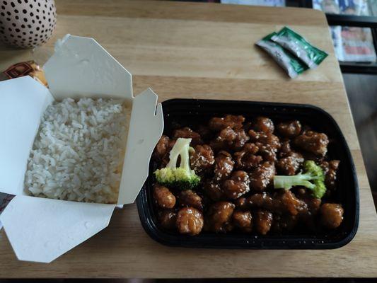 Sesame chicken with steamed rice