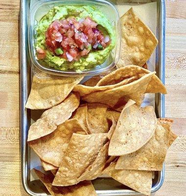 DELICIOUS house made chips and guac!⁣⁣